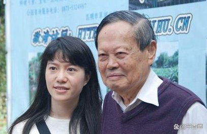 杨振宁为什么叫翁帆的父亲翁先生？