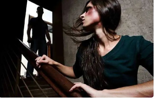 男子连捅前女友20多刀获刑14个月,生活中该如何避免暴力冲突?