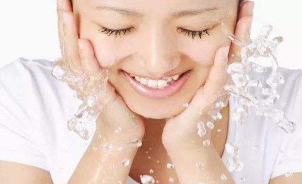 雅漾洁面乳正确用法？免洗意思不需要水洗吗？