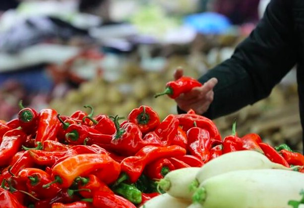 大学生继承父辈菜摊是如何做到年入百万的？