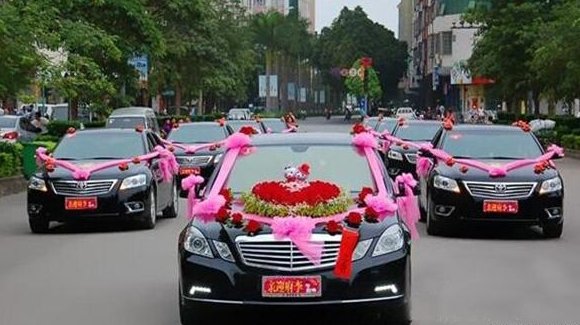 贵州一婆家40多人盛装带礼送儿媳回娘家，各地接亲有哪些不同的风俗？