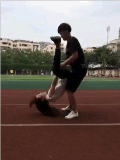 “翻跟头亲亲”起源？