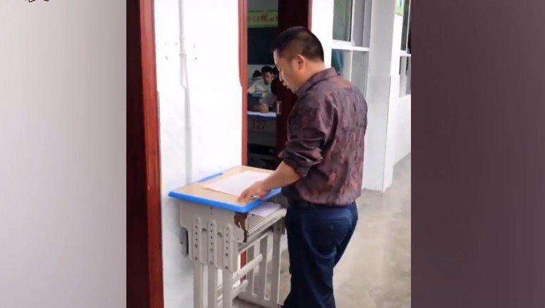 老师站楼道给学生讲课,学生们如何反映?