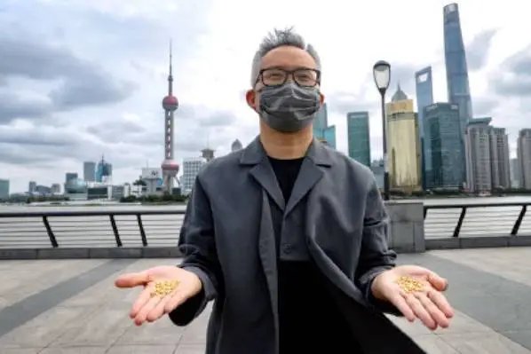 艺术家回应千粒金米扔黄浦江争议，用浪费的行为讽刺浪费合适吗？