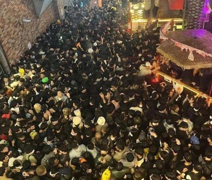 男子路过被卷入人群遇难，其妻子怀孕3月，在人多的地方该注意什么？