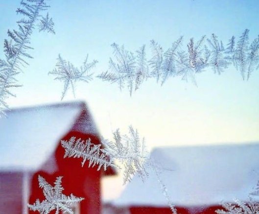 吉林网友拍摄冰窗花以肉眼可见速度形成，当地人是如何应对寒冬的？
