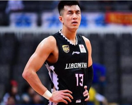 郭艾伦单防费尔德时，被扬肘打到脸部直流血，是否会影响以后的比赛？