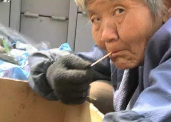 大妈以收垃圾为由拿走孩子零食，你如何看待这件事情？