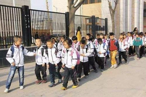 人民日报评校内减负校外增负，这种现象该如何遏制？