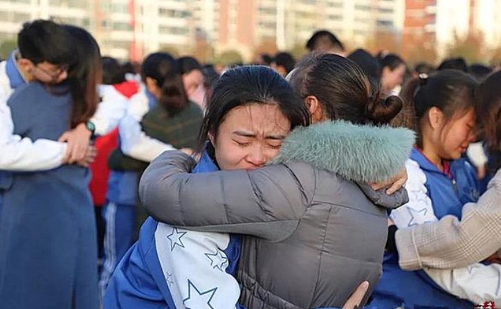 54岁妈妈考入女儿母校，母女隔空做了校友！到底是坚持梦想还是无所事事？