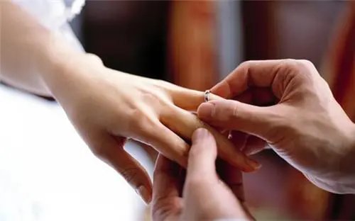 舅舅在新人婚礼上送一套房，这样的舅舅你想不想要？