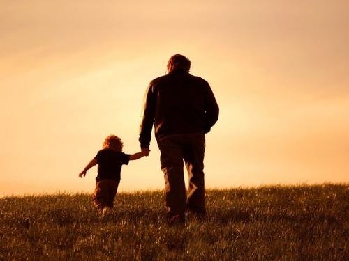 两岁女儿被父亲带着跑运输，这样的成长环境为何对孩子不好？