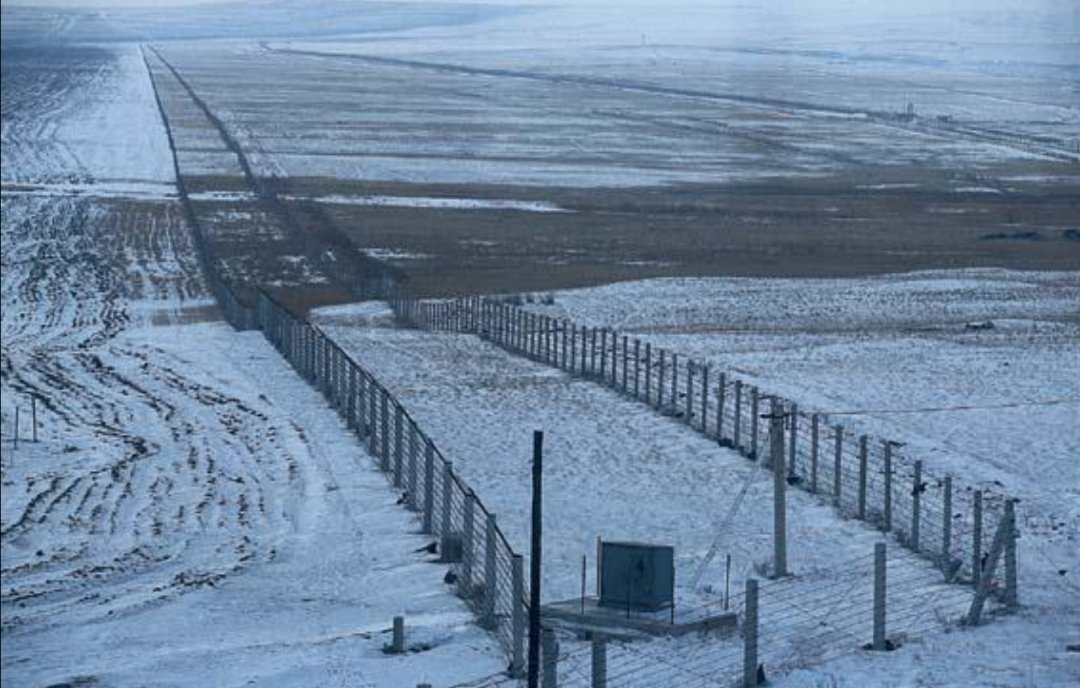 一男子以杆跳方式“跳入”韩国，该男子这么做的目的是什么？