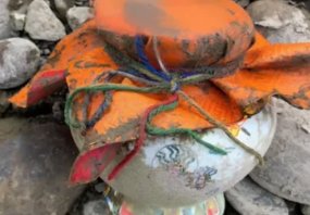 重庆嘉陵江水位降低，浅滩上发现神秘坛子，它到底有何来头？