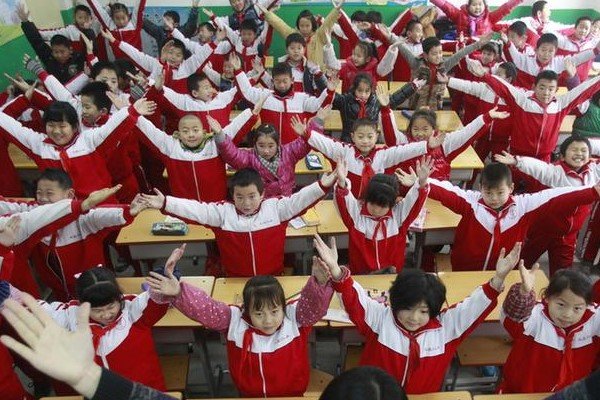 课堂上，一物理老师室内演示电流，底下的学生对此作何反应？