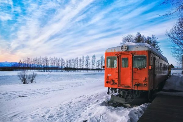 内蒙古通辽的火车“破雪”前行，你如何评价火车这一行为？