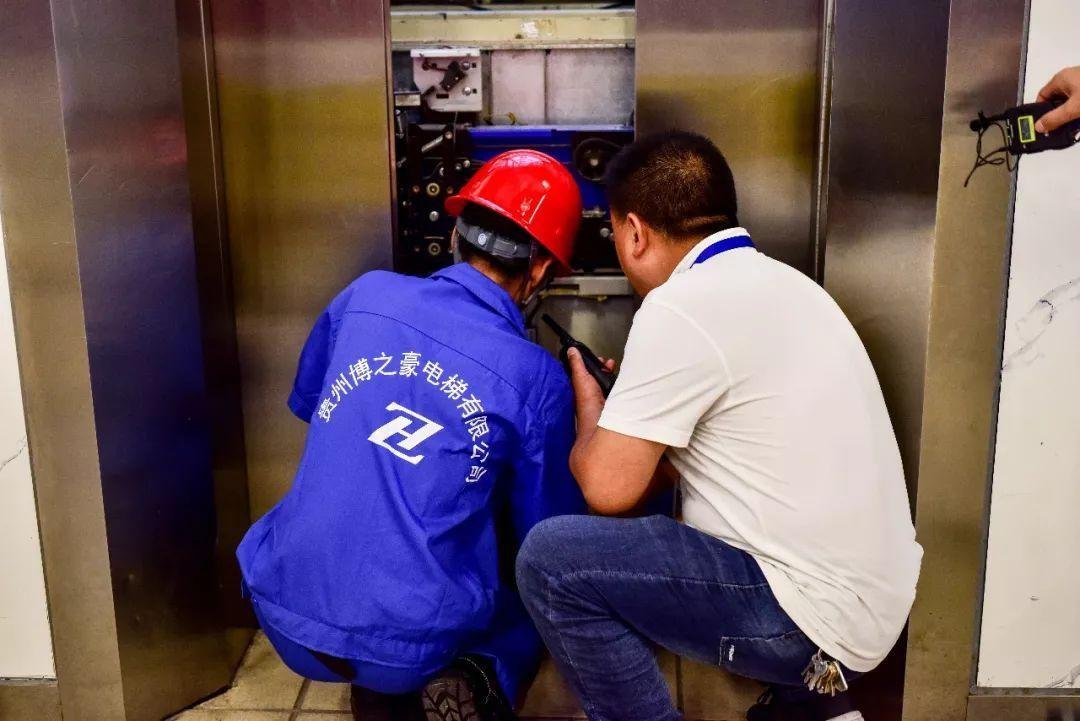 湖北一电梯失灵导致女子28楼直坠14楼，被困电梯究竟该如何自救？