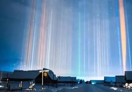 神秘光柱出现在日本上空，似外星舰队，到底是什么?