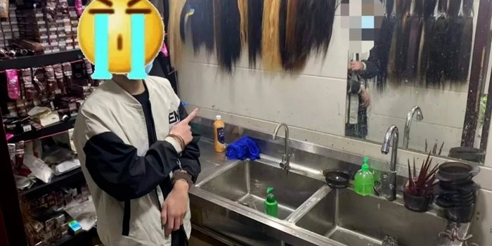 上海一美发师偷24把头发追女顾客，这位美发师违法了吗？
