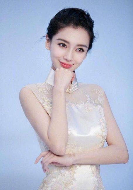 看到baby的坐姿后，心疼晓明哥3秒，为啥女星都不愿意穿旗袍上节目呢？