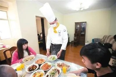 95后小伙上门代厨1周赚千元，你会选择花钱找代厨上门吗？