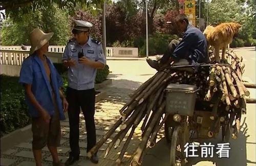 谭警官回应现实版的《活着》，视频中的大爷为什么能够引起大家的关注？