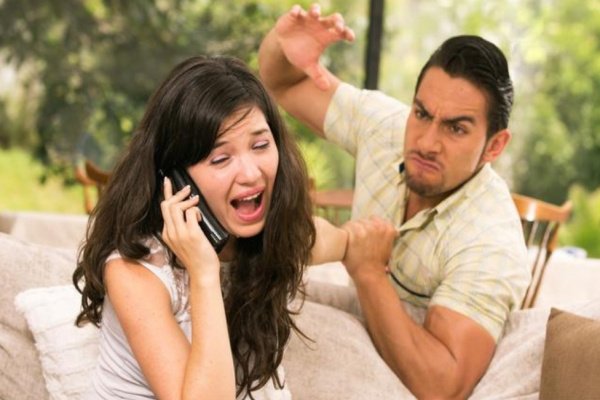 李国庆承认有过家暴，该如何对待家暴男？