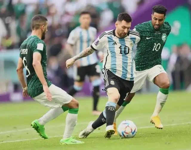 爆冷击败阿根廷后，沙特举国狂欢，赢球后的沙特球迷有多疯狂？