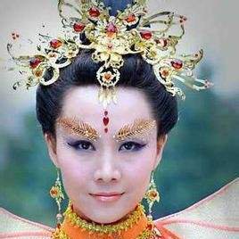 在《活佛济公》中为什么绿姬会喜欢赵斌？