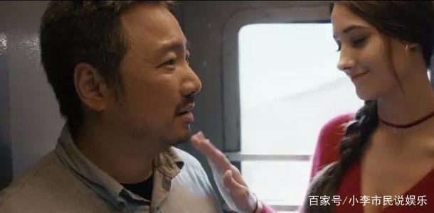 《囧妈》中被记住肚脐眼的女演员是谁？