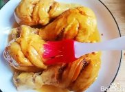 惹争议！爸爸跨桌给女儿一只一只夹鸡腿，在众人面前这么做是否欠妥？