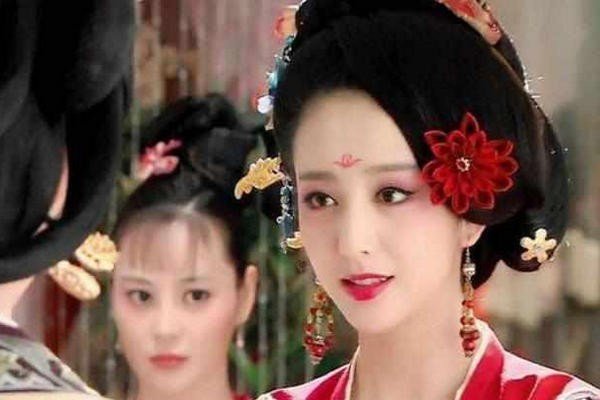 作为皇后，赵飞燕为什么能够和燕赤凤私通？