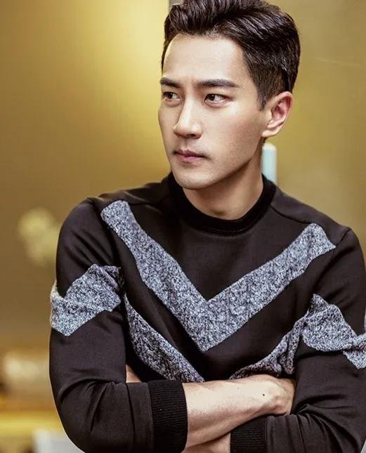 刘恺威官宣恋情后首现身，和女友手挽手秀恩爱！你看好他们之间的感情吗？