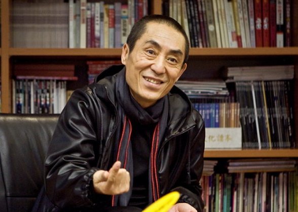 张艺谋立下大功，拿到唯一的一套冰墩墩盲盒，你还见过他哪些可爱的一面？