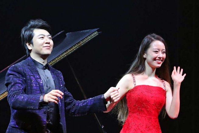 联袂演出的联袂是什么意思？