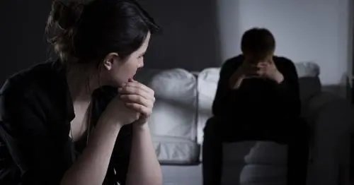 闺蜜领证了，她老公因为一点小事，对她进行了各方面的辱骂，如何帮助闺蜜？