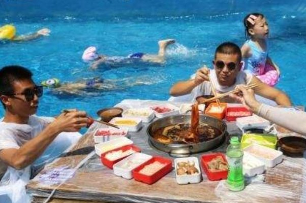 重庆游客坐冰桶里吃火锅，为何会有这种吃法？