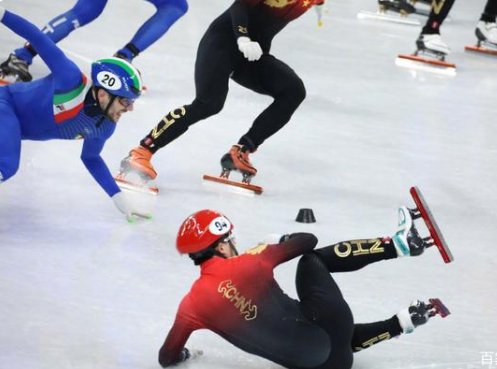 李文龙接力被踢刀摔倒在地上继续拼,中国运动员为何能如此坚强?