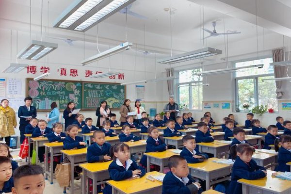 完全四边形的密克尔点