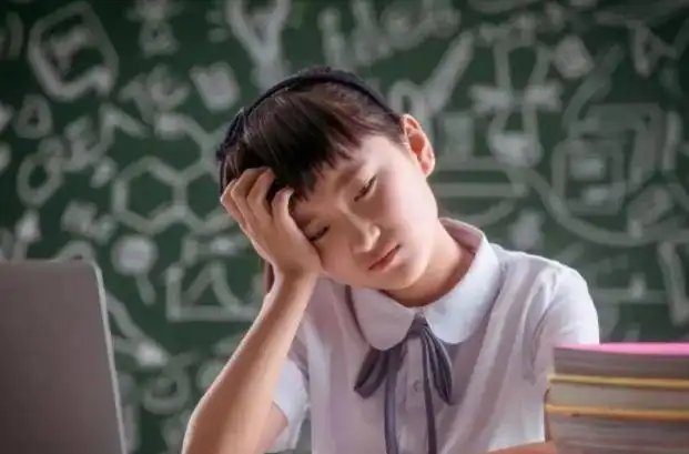 父母均博士女儿学业压力大轻生，如何才能接受孩子的平庸？