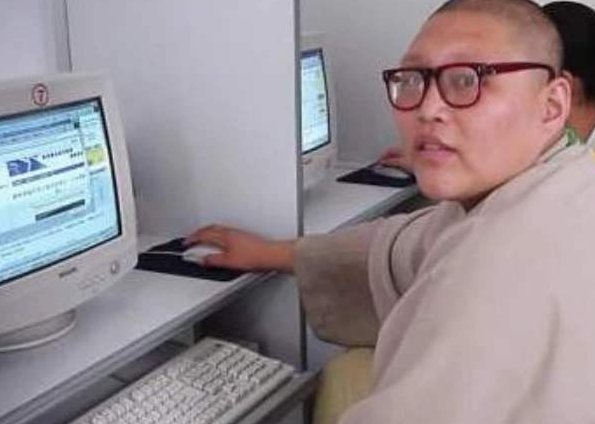 中国的第一家网吧开业后，上网五块钱1分钟却还是座无虚席，如今变怎样了？