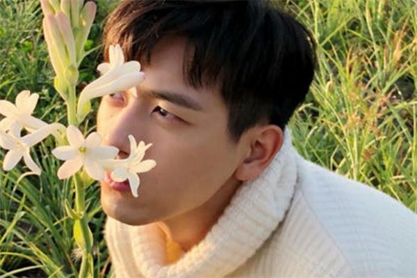 李现新片一人分饰三角，他此次出演了什么作品？