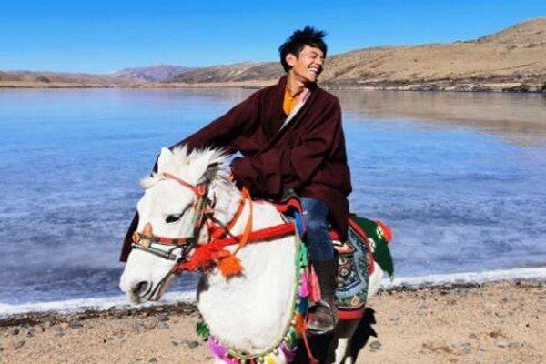 丁真骑了刘昊然在理塘摸过的马，这是怎样的梦幻联动呢？