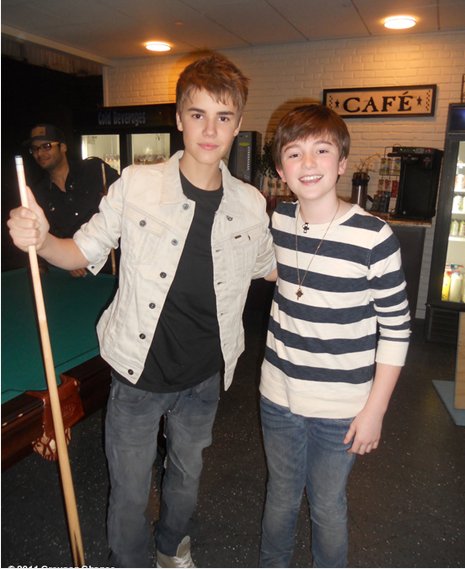 现在Greyson Chance和Justin Bieber谁比较红