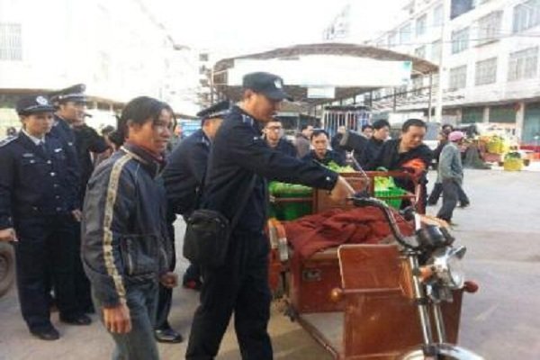 城管回应瓜农路边摔西瓜，对于回应到底他们谁的说法属实？