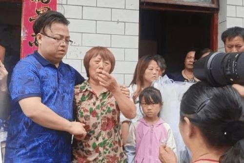 四川男子寻回被拐儿子后又送回养父家，孩子为何不愿和亲身父母一起生活？