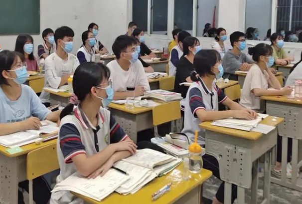 成语楚楚动人的出处是