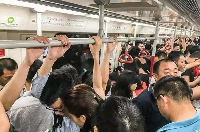 一直站在拥挤的地铁上有多痛苦?