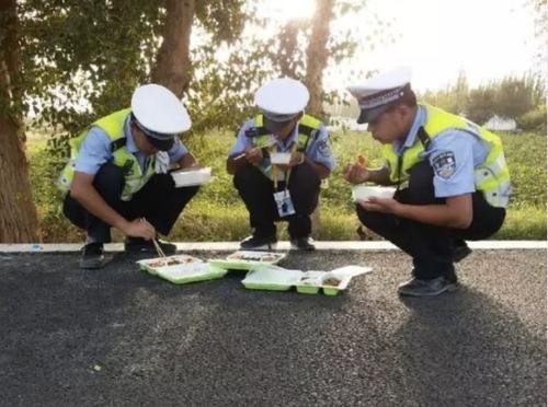 交警上班吃早饭被举报,网友称理解,多一份宽容是有多难?