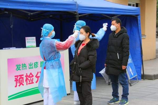 合肥7旬确诊大爷每天骑车送老伴上下班，是什么让大爷如此坚持？